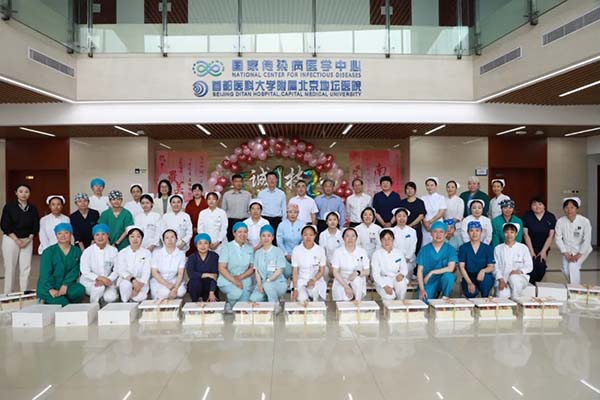 提灯守岁月，以爱绘春秋！新利18官方客服app召开2025年国际护士节庆祝大会